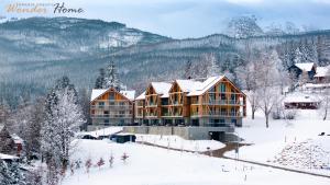 una tenuta nella neve con alberi coperti da neve di Wonder Home - Orlik Residence - Apartamenty z widokiem na Śnieżkę, blisko wyciągów, Ski Arena i Kościółka Wang a Karpacz