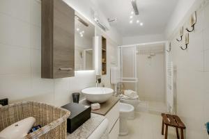 Un baño blanco con lavabo e inodoro. en Gargnano Apartments, en Gargnano 41 fotos más
