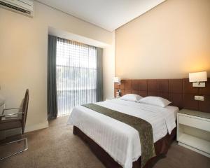 Postel nebo postele na pokoji v ubytování Grand Kecubung Hotel