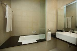 Koupelna v ubytování Grand Kecubung Hotel + 4 fotografie