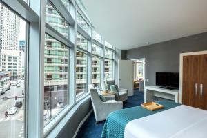TV a/nebo společenská místnost v ubytování Kinzie Hotel