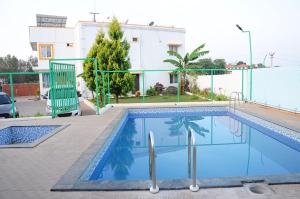 Bazén v ubytování Green Apple Resorts nebo v jeho okolí