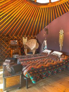 ein Schlafzimmer mit einem großen Bett in einem Zimmer in der Unterkunft Panoramica in Paganico + 17 Fotos