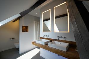 Koupelna v ubytování B&B Het Havenhuis + 37 fotografií