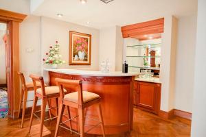 Η κουζίνα ή μικρή κουζίνα στο The Sunan Hotel Solo