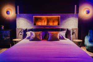 Ένα ή περισσότερα κρεβάτια σε δωμάτιο στο Love Room Les Private Places - Lit King Size et Jacuzzi Privé