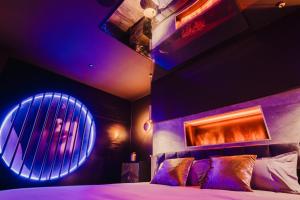 Ένα ή περισσότερα κρεβάτια σε δωμάτιο στο Love Room Les Private Places - Lit King Size et Jacuzzi Privé