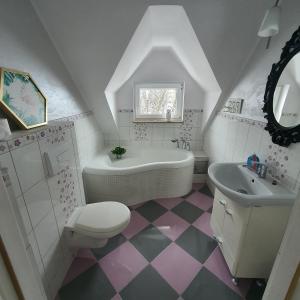 a bathroom with a white tub and a sink at Dom Rodzinny w Okunince Willa Deluxe in Okuninka