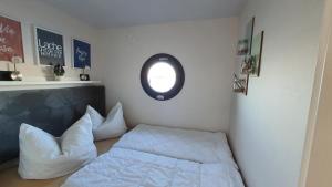 Postel nebo postele na pokoji v ubytování Hausboot Fjord Dory mit Biosauna in Schleswig