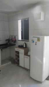 una cucina con un frigorifero bianco e una finestra di Linda salvador a Salvador