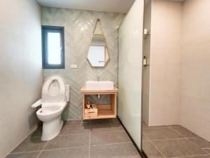 a bathroom with a toilet and a sink at 杉灣小徑民宿 in Xiaoliuqiu