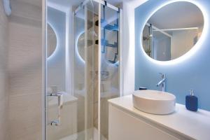 a bathroom with a sink and a shower at 250m de la plage - Charmant studio in La Richardais