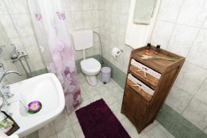 Bathroom sa Aoria Traditional House with Stuning Mountain View +28 photo