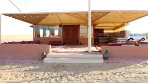 a house on the beach with a tent at Silent Dunes Camp in Ḩawīyah +31 photos