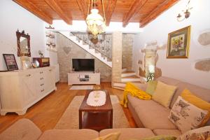 Ruang duduk di Charming stone house by the sea