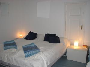 uma cama branca com duas almofadas em cima em Stuga på Brattmon em Sysslebäck