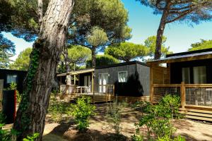 Budova, kde se kemp nachází