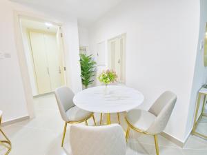 Posezení v ubytování Harf1608 Al Reem Island Stylish 1BR W Balcony
