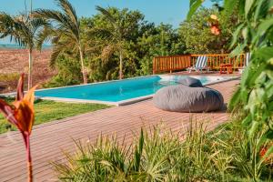 una piscina en una terraza de madera al lado en Santa Maria Inn, en São Miguel do Gostoso