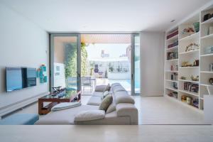 una sala de estar con un sofá y un televisor en Torre Blanca, en Palma de Mallorca