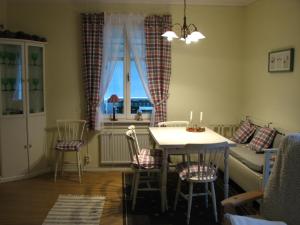 a living room with a table and a couch at Stuga på Brattmon in Sysslebäck