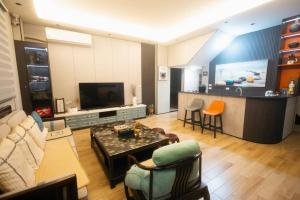 TV a/nebo společenská místnost v ubytování Life With Bird Homestay