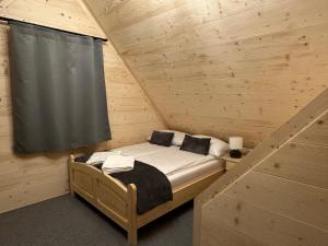 Ένα ή περισσότερα κρεβάτια σε δωμάτιο στο Osada Groń