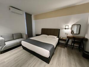 Postel nebo postele na pokoji v ubytování Galaxy Hotel Bandar Perda