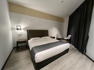Postel nebo postele na pokoji v ubytování Galaxy Hotel Bandar Perda