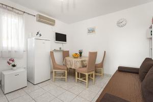 sala de estar con mesa con sillas y nevera en Regina 2, en Banjole