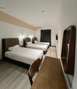 Postel nebo postele na pokoji v ubytování Galaxy Hotel Bandar Perda