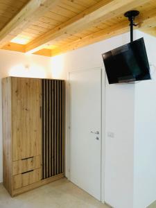 Una sala de estar con un televisor colgado del techo. en Maison du Château Sarre, en Aosta