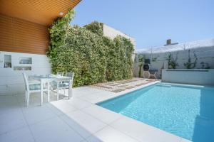 Un patio con una mesa y una piscina. en Torre Blanca, en Palma de Mallorca