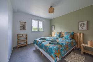 a bedroom with a bed and a window at Maison neuve parking 6 pers Jardin Terrasse Wifi in Banneville-sur-Ajon