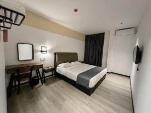 Postel nebo postele na pokoji v ubytování Galaxy Hotel Bandar Perda