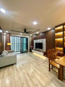 ein Wohnzimmer mit Sofa und Fernseher in der Unterkunft Apartment Celadon City Tân Phú - 2 PHÒNG NGỦ in Ho-Chi-Minh-Stadt