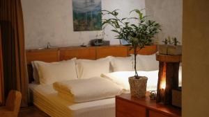 Una cama o camas en una habitación de Yu Apartment