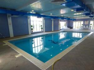 una grande piscina in una grande stanza di Modern 2017 model Delta Sienna static caravan in Clarach Bay ad Aberystwyth
