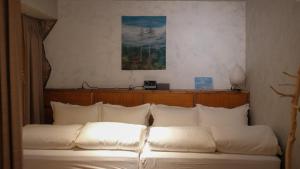 Una cama o camas en una habitación de Yu Apartment