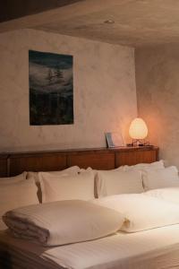 Una cama o camas en una habitación de Yu Apartment