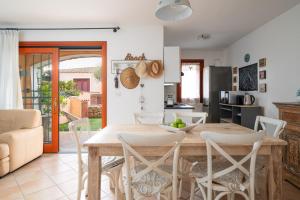 a kitchen and dining room with a table and chairs at Maestrale Aris - Klodge in Olbia