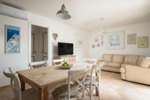 TV a/nebo společenská místnost v ubytování Maestrale Aris - Klodge