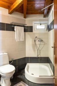 Koupelna v ubytování Scala Hotel + 26 fotografií