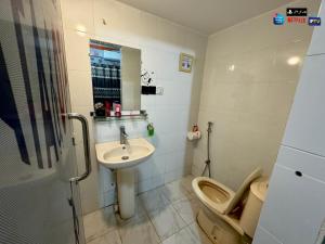 Ванная комната в Hostel by zooFamily +37 фотографий