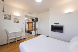 Postel nebo postele na pokoji v ubytování Haifa Tower Hotel - מלון מגדל חיפה