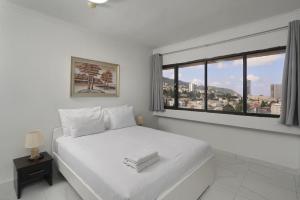 Postel nebo postele na pokoji v ubytování Haifa Tower Hotel - מלון מגדל חיפה