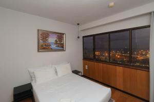 Postel nebo postele na pokoji v ubytování Haifa Tower Hotel - מלון מגדל חיפה