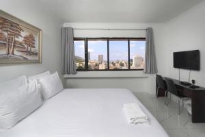 Postel nebo postele na pokoji v ubytování Haifa Tower Hotel - מלון מגדל חיפה