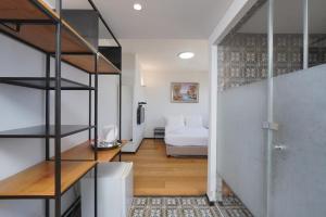 Postel nebo postele na pokoji v ubytování Haifa Tower Hotel - מלון מגדל חיפה