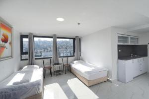 Postel nebo postele na pokoji v ubytování Haifa Tower Hotel - מלון מגדל חיפה
